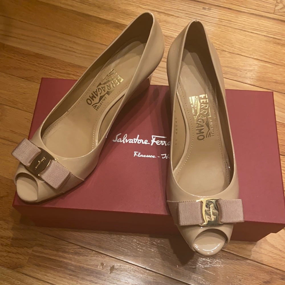 Bisque patent calf leather Sissi wedges